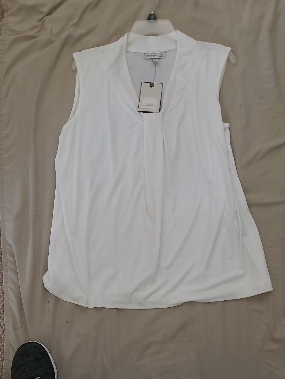 Dana Buchman White Sleeveless V-Neck Camisole
